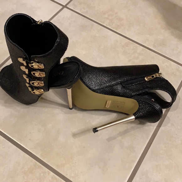 4” jerks Black opened toes soft leather booties. - Picture 4 of 5